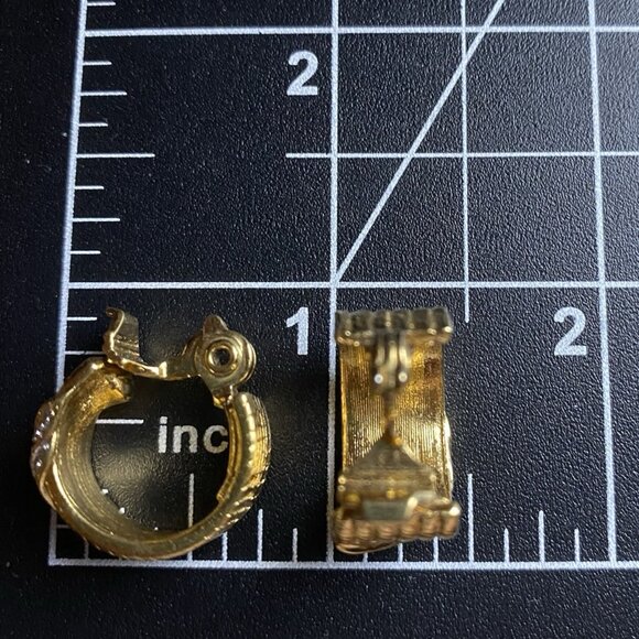VTG Monet Clip-on Hoop Earrings Gold Tone Wide Ribbed 1980-90'sPave Crystal .75" - Picture 6 of 7